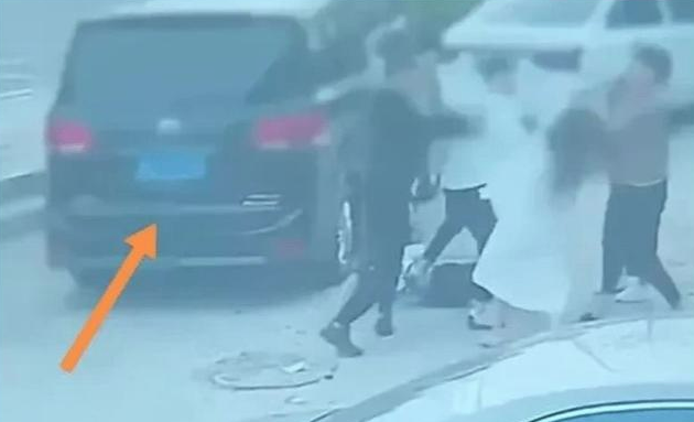金年会app下载官网|网络红人扒皮|情侣青岛旅游女友遭陌生男子调戏男友制止双双被