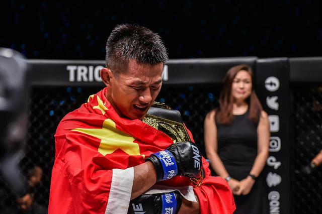 湘伢子唐凯夺羽量级金腰带，成中国首个男子MMA世界冠军