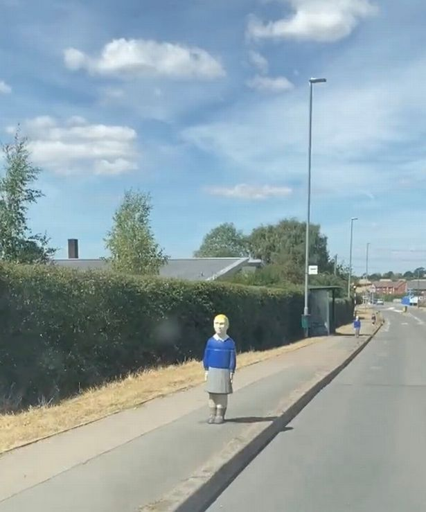 瘆人！英国一乡村路旁出现数个排列整齐人偶，只为提醒司机小心孩童