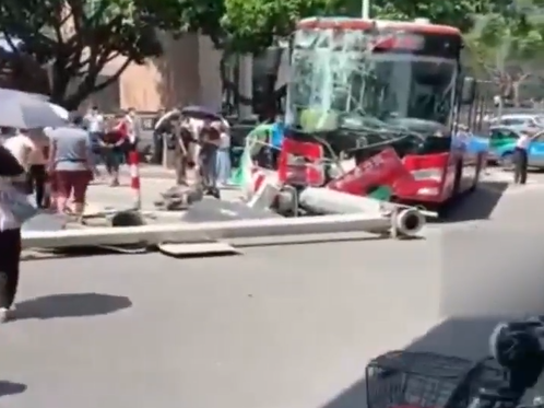 厦门一公交撞倒交通信号灯致6人受伤，其中1人伤势较重