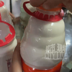 “喝了一口发现有蛆，再开一瓶，还是有蛆”！娃哈哈品牌方及市场监管局回应